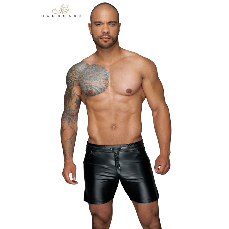 Short casual wetlook H061, tissu brillant et coupe confortable, parfait pour un style décontracté.